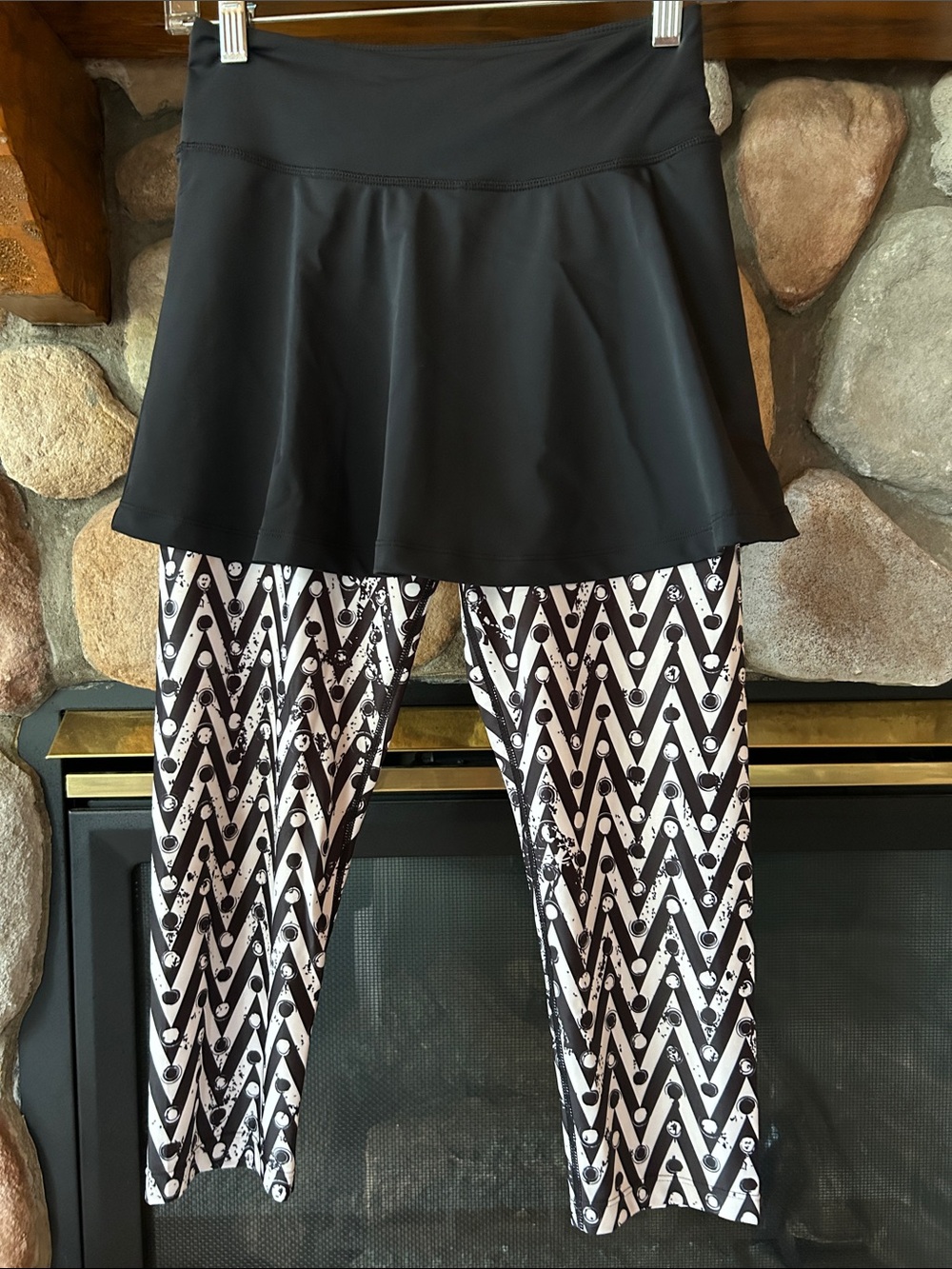 Anivivo Black White Geo Chevron Print Skirted Capri Leggings Skeggings, Size S